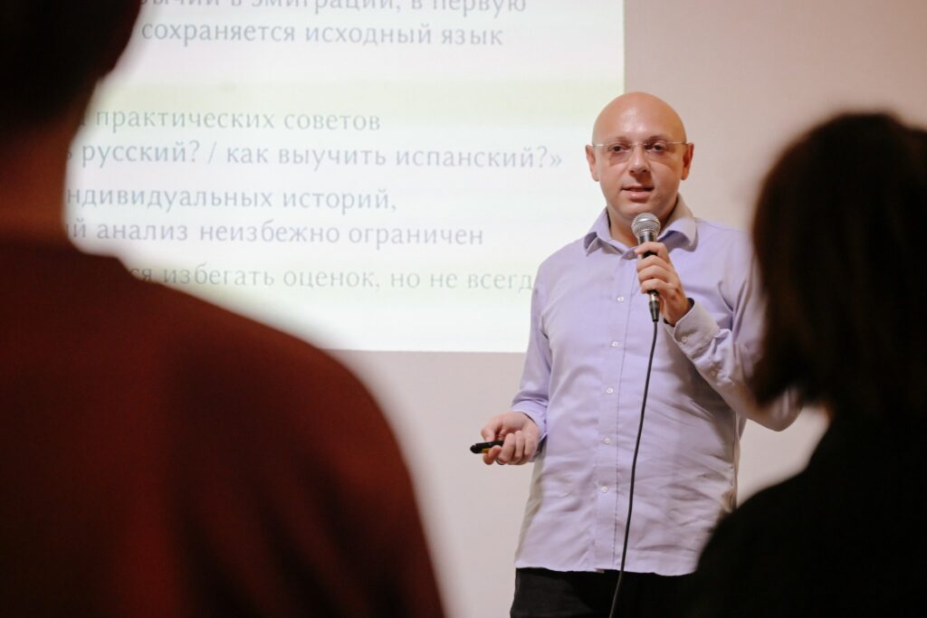 Александр Пиперски выступает перед слушателями — Барселона, 26 сентября 2026