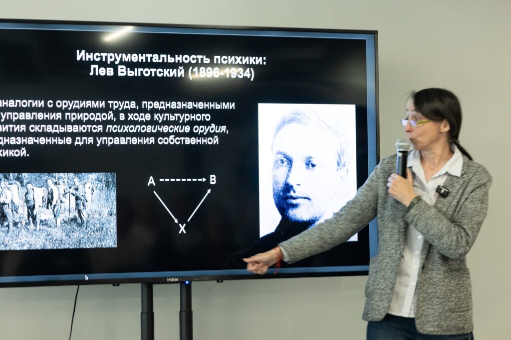 Мария Фаликман объясняет материал у экрана — Калгари, 26 сентября 2026