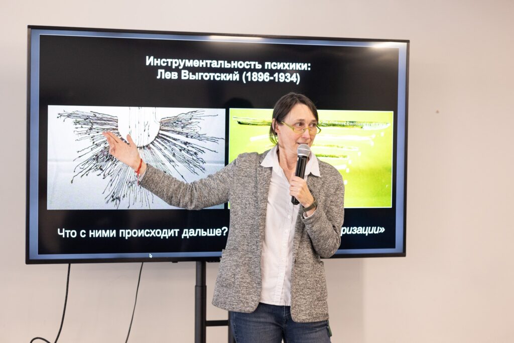 Мария Фаликман выступает с лекцией о цифровых инструментах — Калгари, 26 сентября 2026
