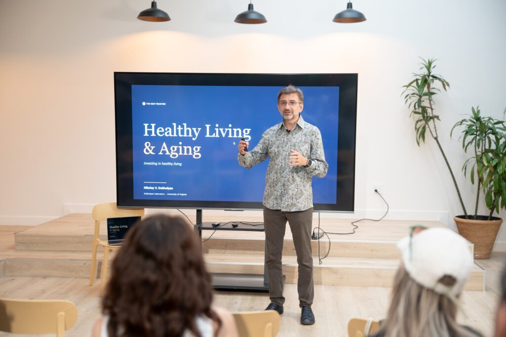 Николай Дохолян выступает рядом с экраном Healthy Living and Aging — Сан-Франциско, 26 августа 2026