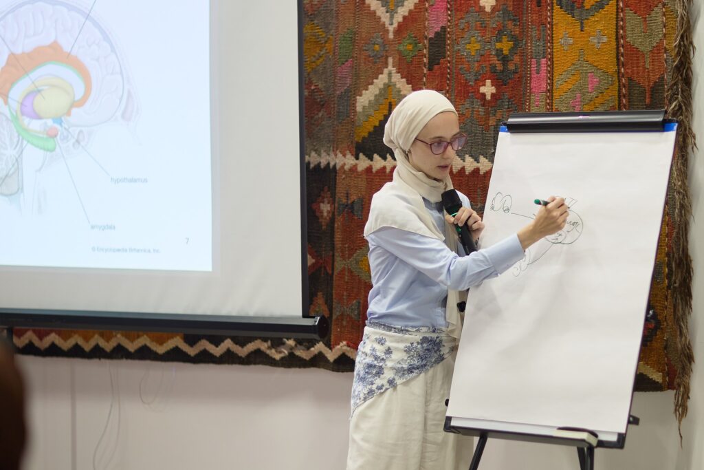 Айгуль Насибуллина у флипчарта — Ташкент, 10 сентября 2026
